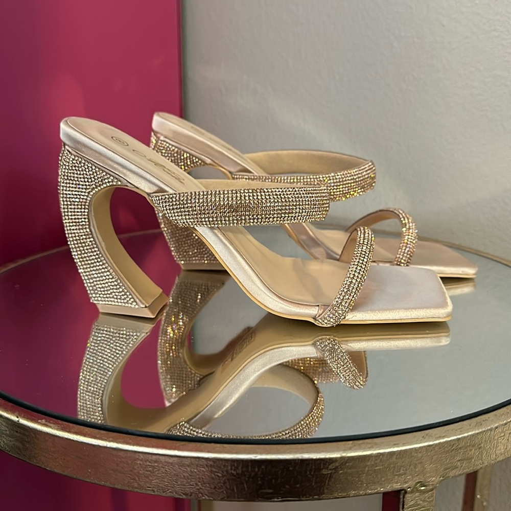 Mata “Vita” shoes in nude color. Beautiful rhinestones and adorable design! New!